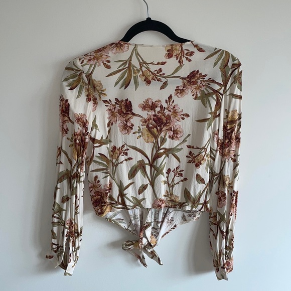 H&M Patterned Tie-hem Blouse - Picture 4 of 9